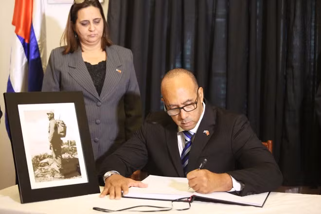 Đại sứ Cuba Diaz chia sẻ: "Việc cựu chủ tịch Fidel Castro qua đời là một mất mát lớn của đất nước chúng tôi, không chỉ với Cuba mà còn với cả châu Mỹ Latinh và mọi người dân trên thế giới. Chúng tôi đã nhận được nhiều lời chia buồn từ khắp nơi, đặc biệt là ở Việt Nam, nơi có mối quan hệ sâu sắc với Cuba. Cựu chủ tịch Fidel Castro là biểu tượng của tình anh em giữa hai nước chúng ta".