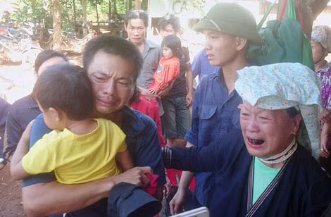 Nước mắt rơi và tiếng khóc vang lên ở bến đò Đak Ngo.