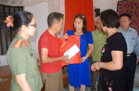 Nhận món quà của đoàn công tác, ông Giang vô cùng xúc động. Nhận món quà của đoàn công tác, ông Giang vô cùng xúc động.