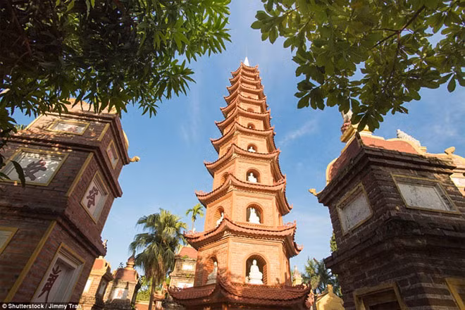 Chùa Trấn Quốc ở Hà Nội, Việt Nam: Nằm trên Bán đảo nhỏ ở phía đông Hồ Tây, chùa Trấn Quốc được coi là ngôi chùa cổ nhất ở Hà Nội với tuổi thọ hơn 1.500 năm. Chùa Trấn Quốc ở Hà Nội, Việt Nam: Nằm trên Bán đảo nhỏ ở phía đông Hồ Tây, chùa Trấn Quốc được coi là ngôi chùa cổ nhất ở Hà Nội với tuổi thọ hơn 1.500 năm.