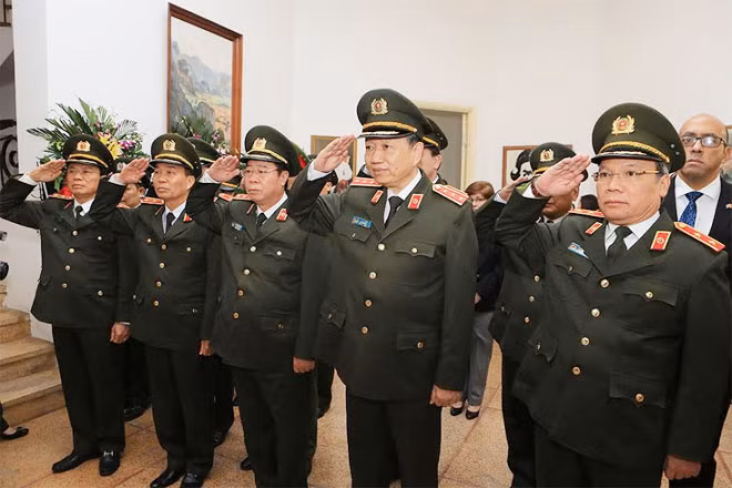 Đoàn đại biểu Bộ Công an viếng Lãnh tụ Fidel Castro. Đoàn đại biểu Bộ Công an viếng Lãnh tụ Fidel Castro.