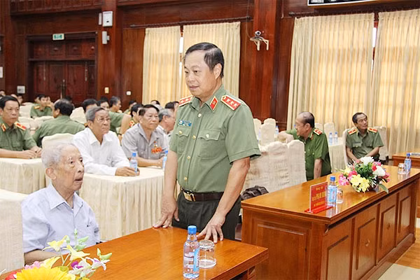Thượng tướng Phạm Dũng, Thứ trưởng Bộ Công an trao đổi với nguyên Bí thư TW Đảng trần Quốc Hương.