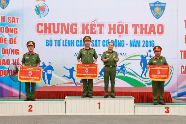 Phó Tư lệnh Nguyễn Văn Uy trao giải bắn súng đồng đội toàn năng. Phó Tư lệnh Nguyễn Văn Uy trao giải bắn súng đồng đội toàn năng.