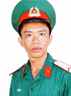 Thạc sỹ Lê Văn Linh, người tự nguyện lên đường nhập ngũ. Thạc sỹ Lê Văn Linh, người tự nguyện lên đường nhập ngũ.