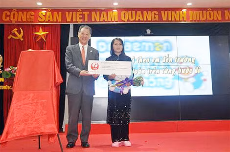 Ban Tổ chức trao thưởng cho em Lâm Ánh Tuyết – tác giả xuất sắc nhất cuộc thi.