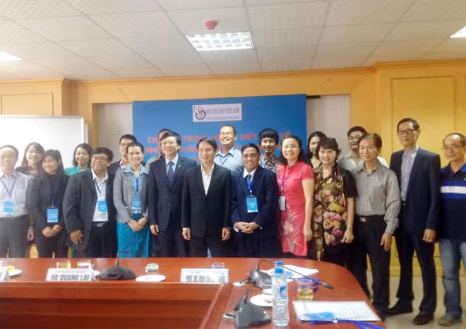 Các nhà báo tham dự đoàn khảo sát chụp ảnh lưu niệm. Các nhà báo tham dự đoàn khảo sát chụp ảnh lưu niệm.