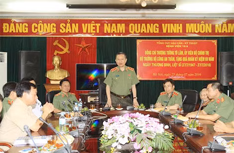Bộ trưởng Tô Lâm phát biểu chỉ đạo cán bộ, y, bác sỹ Bệnh viện 19-8 Bộ Công an trong công tác chăm sóc sức khỏe thương, bệnh binh.