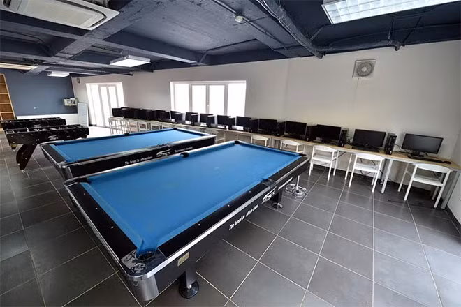 Phòng sinh hoạt chung với hệ thống máy vi tính, các bàn billard phục vụ giải trí.
