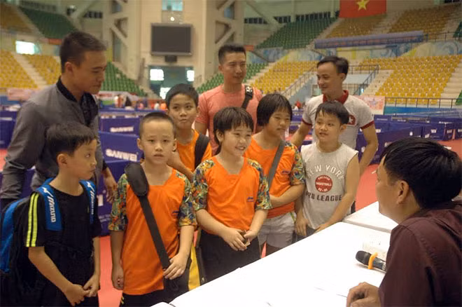 Các VĐV nhí U8, U10 của đội Thư Sport Đà Nẵng và HLV đang làm thủ tục tại bàn trọng tài