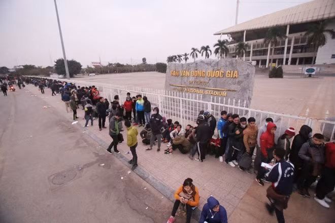 Lúc 6h sáng nay, một tiếng trước thời điểm mở bán vé xem trận Việt Nam - Indonesia, dòng người hâm mộ xếp hàng trước sân Mỹ Đình đã dài hơn một km.