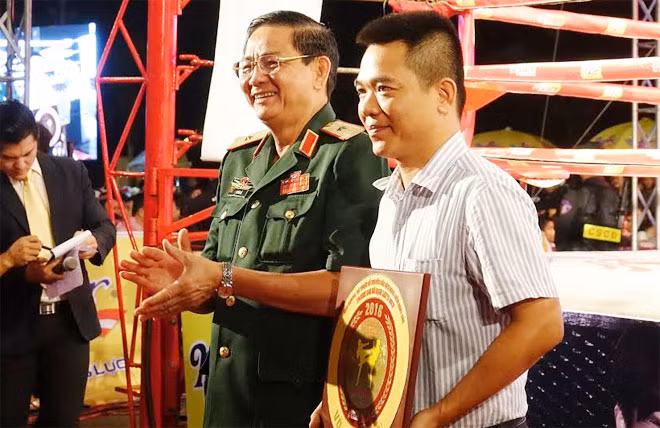 Đại diện tập đoàn Number 1 – Tân Hiệp Phát nhận kỷ niệm chương của BTC