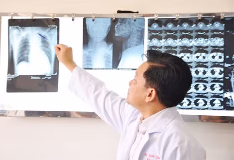 BS Duy Tân trình bày vết tổn thương do đạn súng hoa cải gây ra trong cơ thể bệnh nhân qua chụp citi.