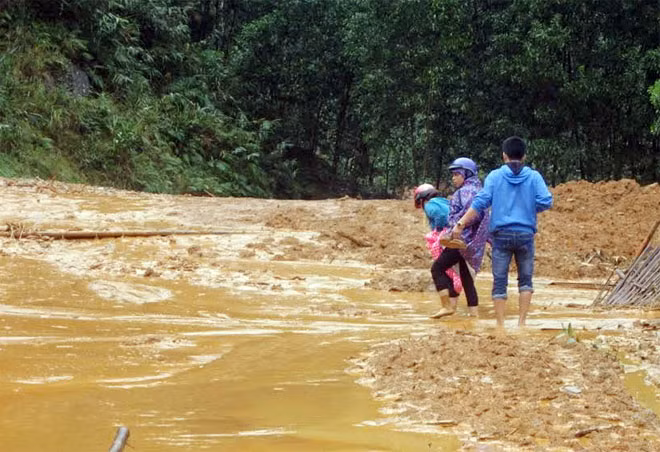 Phải lội bộ gần 1 cây số qua đống đất đá “khổng lồ” chúng tôi mới tiếp cận được các hộ dân bị sạt lở núi.