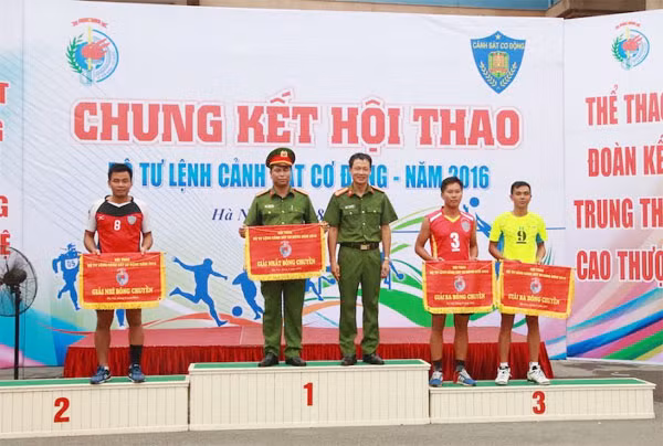 Phó Chính uỷ Vũ Hồng Văn trao giải môn bóng chuyền. Phó Chính uỷ Vũ Hồng Văn trao giải môn bóng chuyền.