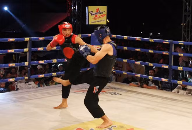 Những pha vào đòn rất rát của các võ sĩ khiến khán giả không thể rời mắt.