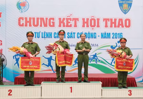 Chính uỷ Bộ Tư lệnh CSCĐ Đỗ Đức Kính trao giải cho các đoàn thể thao xuất sắc nhất thuộc Bộ Tư lệnh. Chính uỷ Bộ Tư lệnh CSCĐ Đỗ Đức Kính trao giải cho các đoàn thể thao xuất sắc nhất thuộc Bộ Tư lệnh.