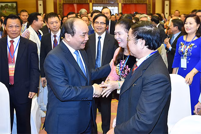 Thủ tướng thăm hỏi các đại biểu dự Đại hội. Ảnh: VGP/Quang Hiếu