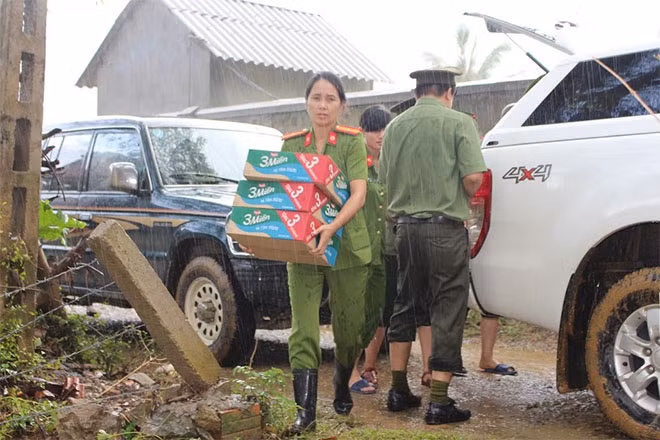Vận chuyển hàng cứu trọ cho người dân vùng lũ. Vận chuyển hàng cứu trọ cho người dân vùng lũ.