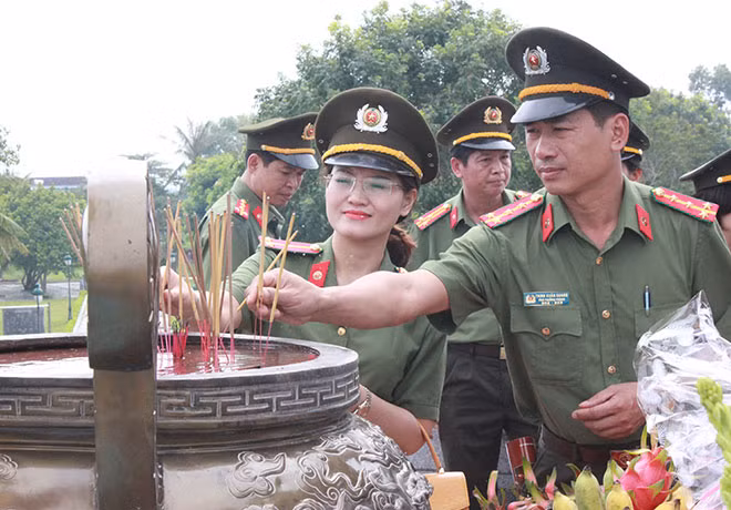 Dâng hương tại Đài tưởng niệm Thành cổ Quảng Trị.