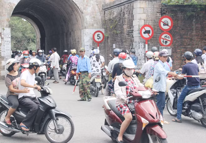 Các thành viên tổ xe thồ tự quản điều tiết giao thông tại cửa Đông Ba. Các thành viên tổ xe thồ tự quản điều tiết giao thông tại cửa Đông Ba.
