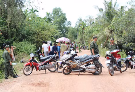 Lực lượng chức năng phong tỏa hiện trường vụ tử vong do đuổi theo kẻ trộm chó ở Bình Dương. Ảnh: B.Sơn.