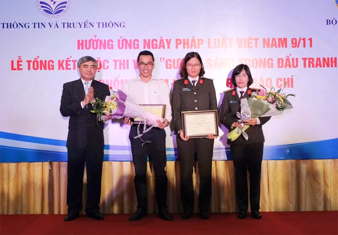Hai tác giả Cao Hồng-Việt Hà của Báo CAND vinh dự đạt giải Nhì với tác phẩm “Những người khốn khổ vì dám nói ra sự thật”.