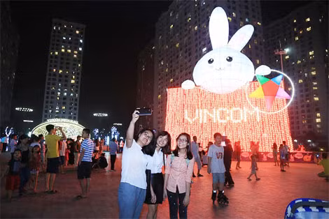 Chú Thỏ Vincom khổng lồ tại Trung tâm thương mại Vincom Mega Mall Times City (Minh Khai, Hà Nội) với 2 kỷ lục Guinness mùa Trung Thu 2016 cho Đèn lồng Thỏ Vọng Nguyệt lớn nhất và Tiểu cảnh sử dụng nhiều đèn lồng nhất.