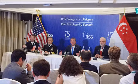 Bộ trưởng Ashton Carter và Tư lệnh Bộ Chỉ huy Thái Bình Dương của Mỹ (PACOM), Đô đốc Harry Harris tại buổi họp báo trong khuôn khổ Đối thoại Shangri-La ngày 4-6.