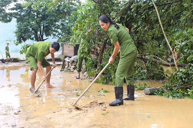 Công an huyện Bố Trạch giúp nhân dân don dẹp lại nhà cửa sau khi nước lũ rút. Công an huyện Bố Trạch giúp nhân dân don dẹp lại nhà cửa sau khi nước lũ rút.