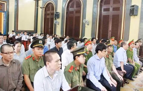 Các bị cáo tại phiên tòa - Ảnh: Hồng Cơ.
