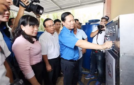Ông Nguyễn Phi Long, Bí thư Trung ương Đoàn vận hành máy lọc nước mặn thành nước ngọt tại Tiền Giang.