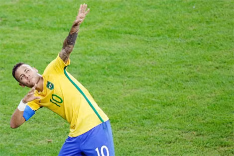 Neymar làm động tác chia vui giống Usain Bolt sau bàn mở tỷ số. Ảnh: Reuters.