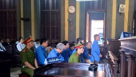 Bị cáo Vũ Quốc Hảo (đứng) và các bị cáo khác tại tòa.