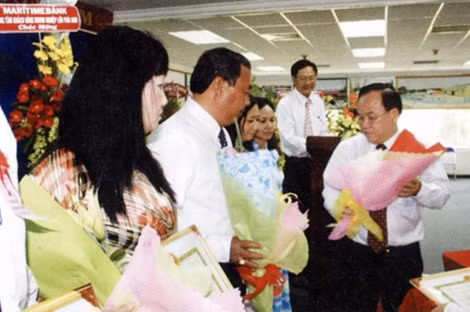 Lãnh đạo tỉnh Bình Dương tặng quà cho CBCNVC tiêu biểu năm 2015.