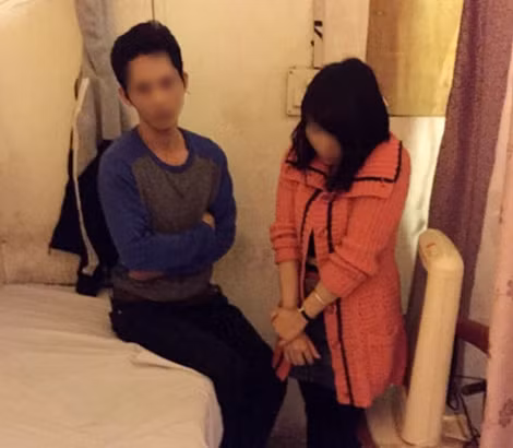 Khách và gái bị bắt quả tang khi đang "hành sự" tẩm quất kích dục.