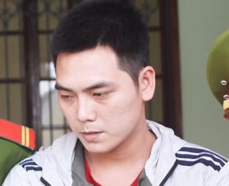 Huỳnh Trung Tú nhận 12 năm tù trong phút nóng giận đâm chết vợ rồi tự tử bất thành.