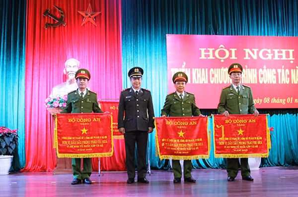 Thứ trưởng Phạm Dũng tặng Cờ thi đua “Vì an ninh Tổ quốc” của Bộ Công an cho các các tập thể có thành tích xuất sắc.