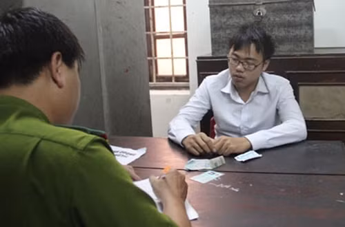Lấy lời khai đối tượng Trần Hữu Phúc.