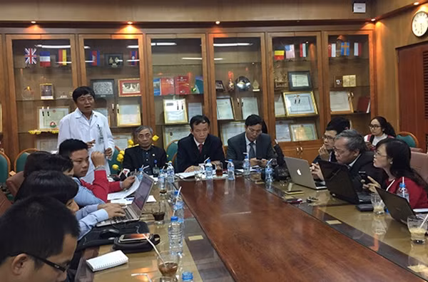PGS.TS. Nguyễn Việt Hùng, Trưởng Khoa kiểm soát nhiễm khuẩn (BV Bạch Mai) giải thích những vấn đề mà báo chí quan tâm.