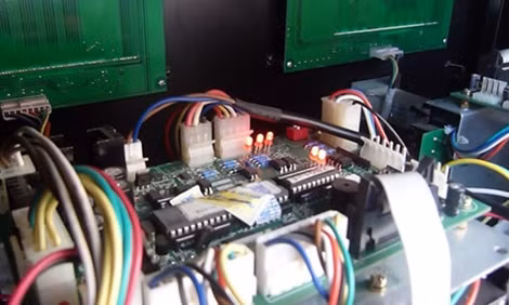 Phát hiện cột xăng gắn chip điện tử.
