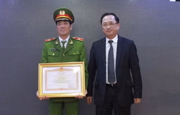 Thừa ủy quyền của Thủ tướng Chính phủ, Thứ trưởng Nguyễn Văn Thành trao Bằng khen của Thủ tướng Chính phủ tặng Thiếu tướng Đoàn Việt Mạnh, Cục Cảnh sát PCCC &CNCH và Phòng công tác CNCH.