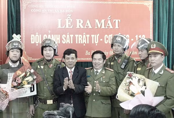 Lãnh đạo Thị uỷ Ba Đồn và lãnh đạo Công an Tỉnh Quảng Bình tặng hoa chúc mừng Đội Cảnh sát trật tự,cơ động, 113 Công an thị xã Ba Đồn.