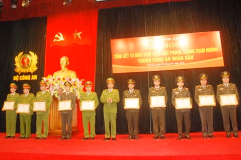 Thứ trưởng Lê Quý Vương trao bằng khen tặng các cá nhân có thành tích tiêu biểu trong công tác phòng chống tham nhũng.