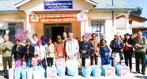 Đại tá Đặng Văn Lân, Phó tổng biên tập Báo CAND, đại diện lãnh đạo Ngân hàng VietinBank và Công an Lâm Đồng trao quà cho người dân.