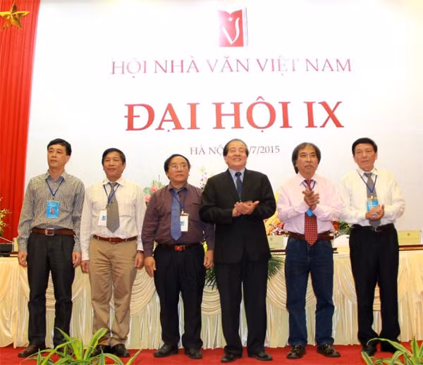 Ban chấp hành Hội Nhà văn Việt Nam khóa 9 ra mắt Đại hội.