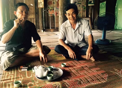 Dù nhà có tới 6 anh em nhưng chỉ anh Khương (áo trắng) được lựa chọn làm truyền nhân. Dù nhà có tới 6 anh em nhưng chỉ anh Khương (áo trắng) được lựa chọn làm truyền nhân.