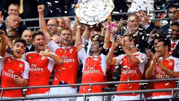 Các cầu thủ Arsenal giương cao chiếc Cúp vô địch Community Shield 2015. ( Ảnh: BBC).
