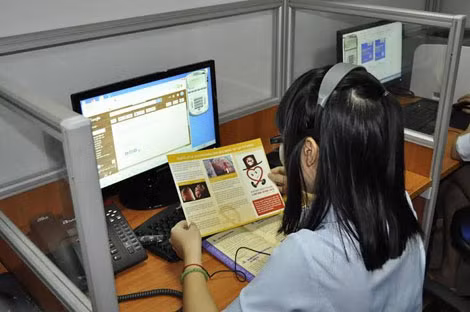 Nhân viên tư vấn qua tổng đài. Nhân viên tư vấn qua tổng đài.