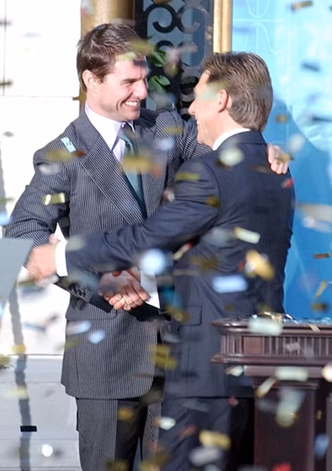 Tom Cruise (trái) và David Miscavige.