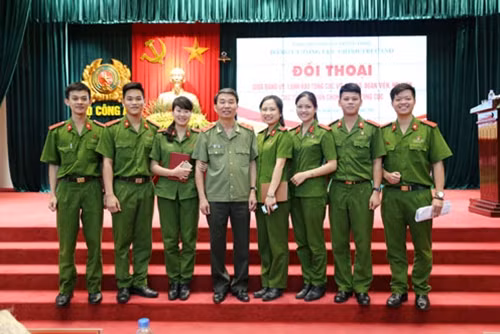 Trung tướng Trần Bá Thiều, Bí thư Đảng ủy, Tổng cục trưởng Tổng cục Chính trị CAND với các đại biểu tham dự buổi giao lưu